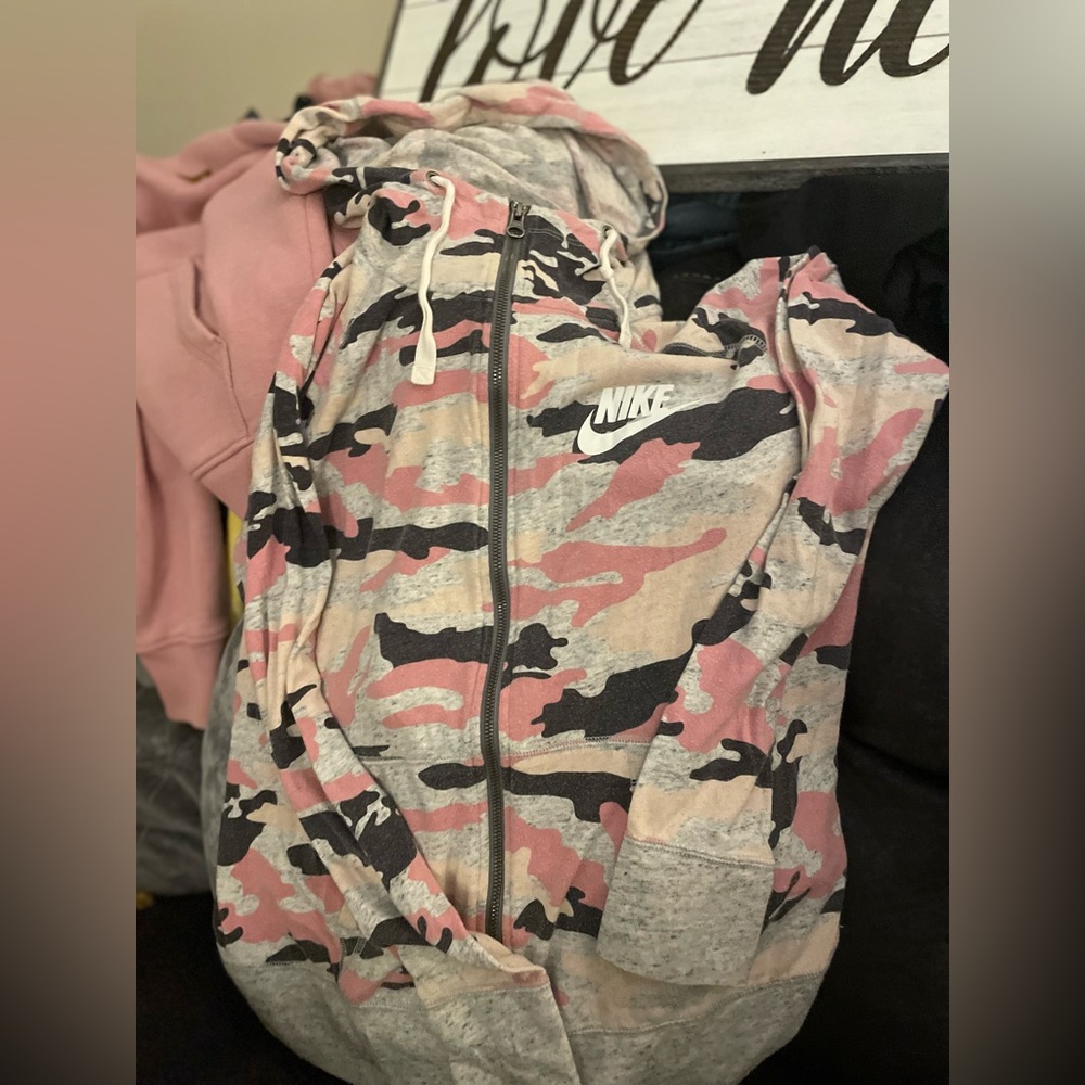Great condition zip up Nike hoodie/ light jacket